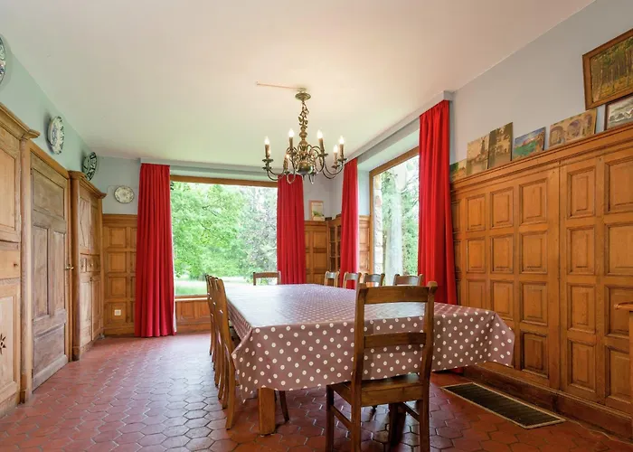 Rustic Retreat In Houvegne