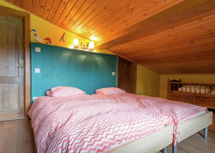 Rustic Retreat In Houvegne